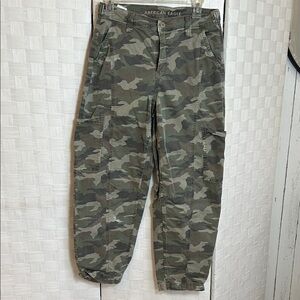 American Eagle Outfitters woman’s Camouflage Cargo Pants - Olive/Tan